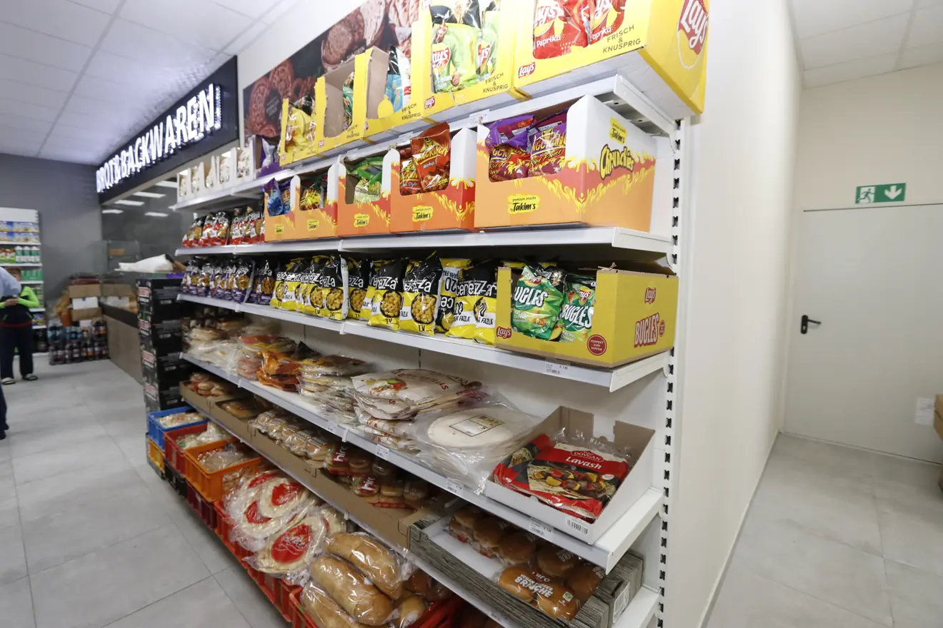 Regal Brot und Backwaren mit Fladenbrot, Lavash, Tortillas und verschiedenen Snacks bei Hayat Market