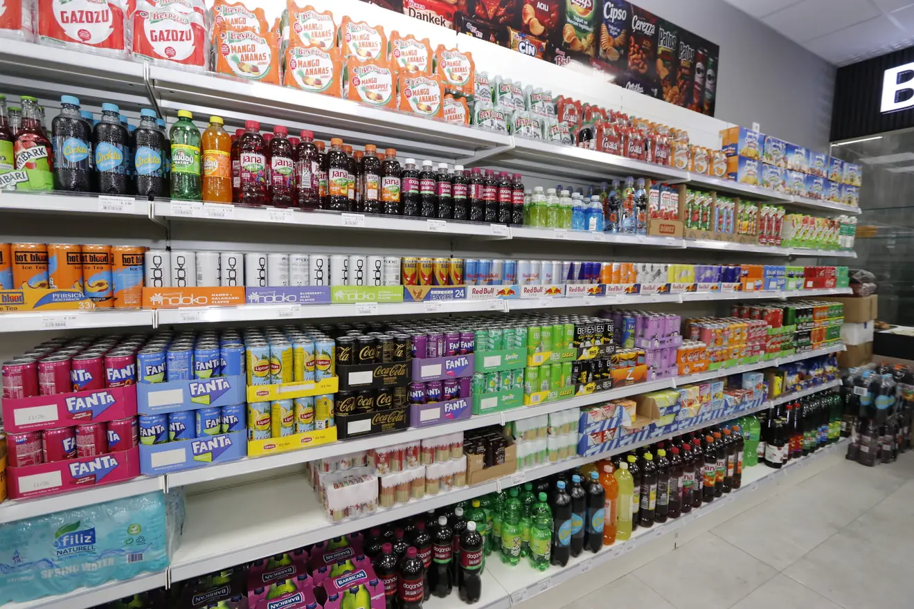 Gut gefüllte Getränkeregale mit Limonaden, Säften, Eistee und Energy-Drinks bei Hayat Market