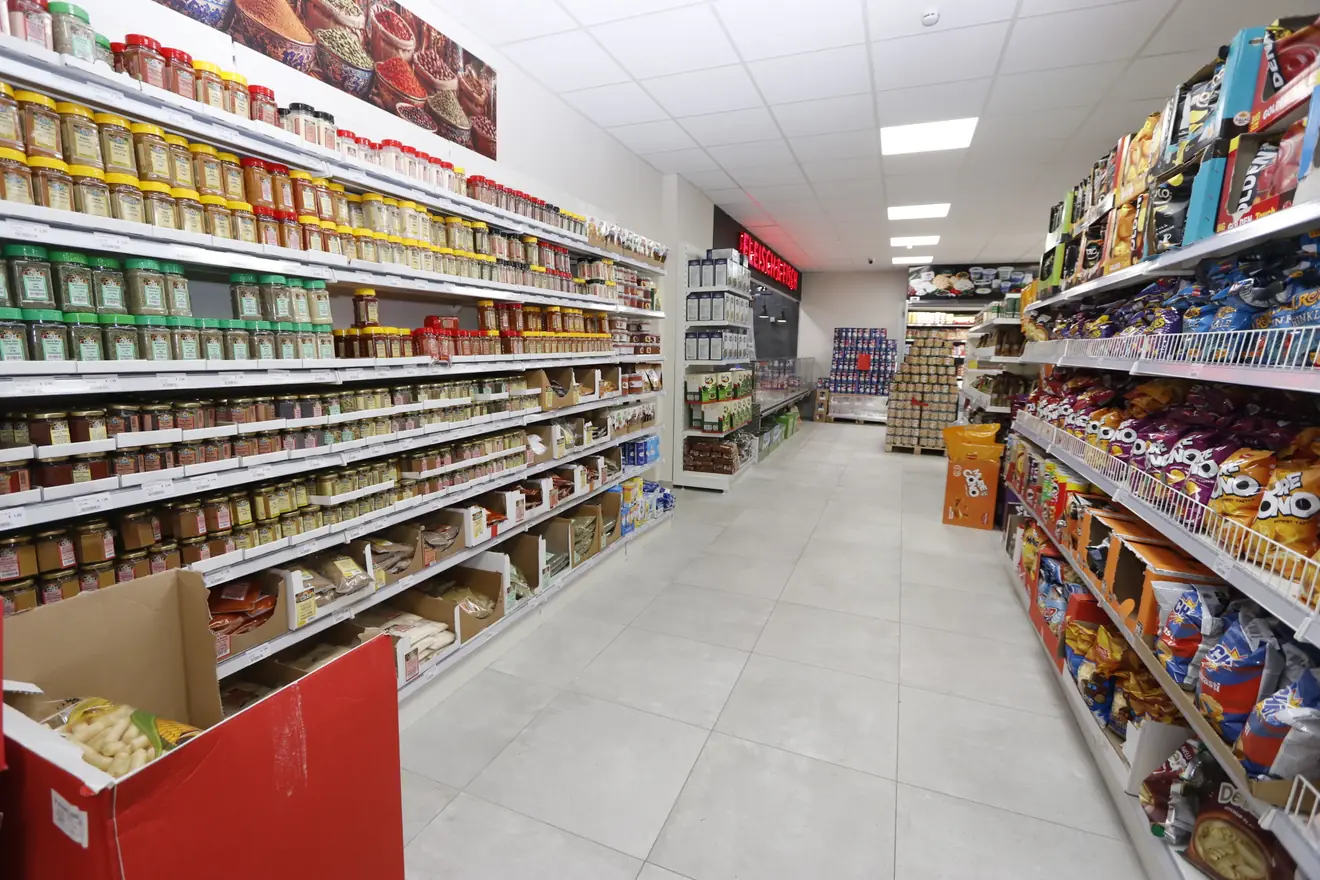 Langer Regalgang mit großer Marken- und Produktvielfalt bei Hayat Market