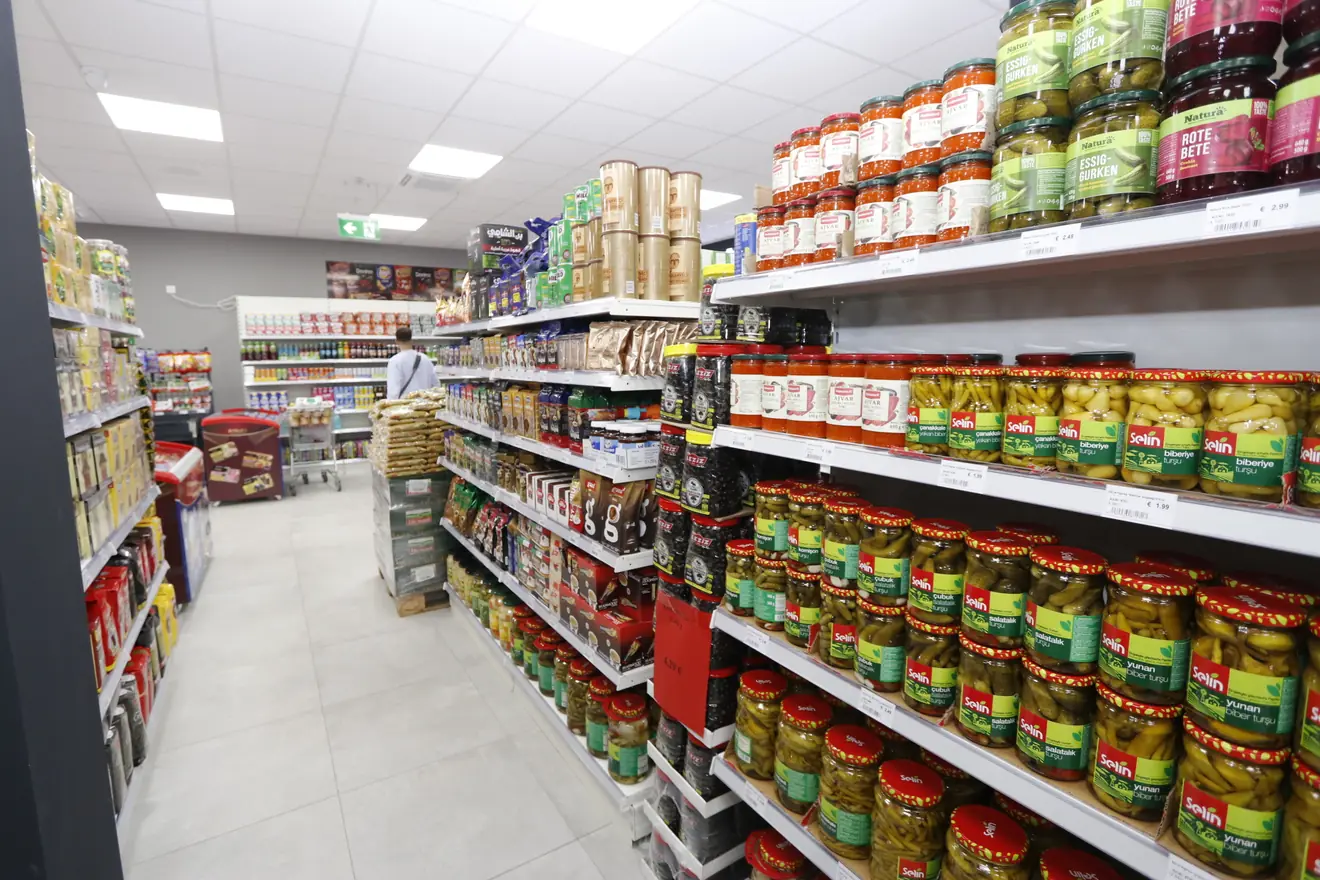 Regal mit Gläsern voll Ajvar, Essiggurken, Rote Bete und eingelegten Paprika bei Hayat Market