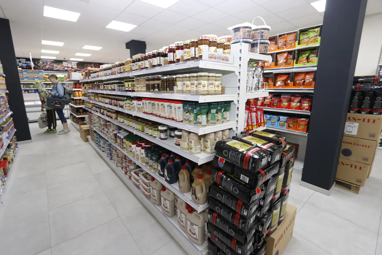 Regalgang mit Tahin, Sesammus, Ölen in großen Gebinden und Tee bei Hayat Market
